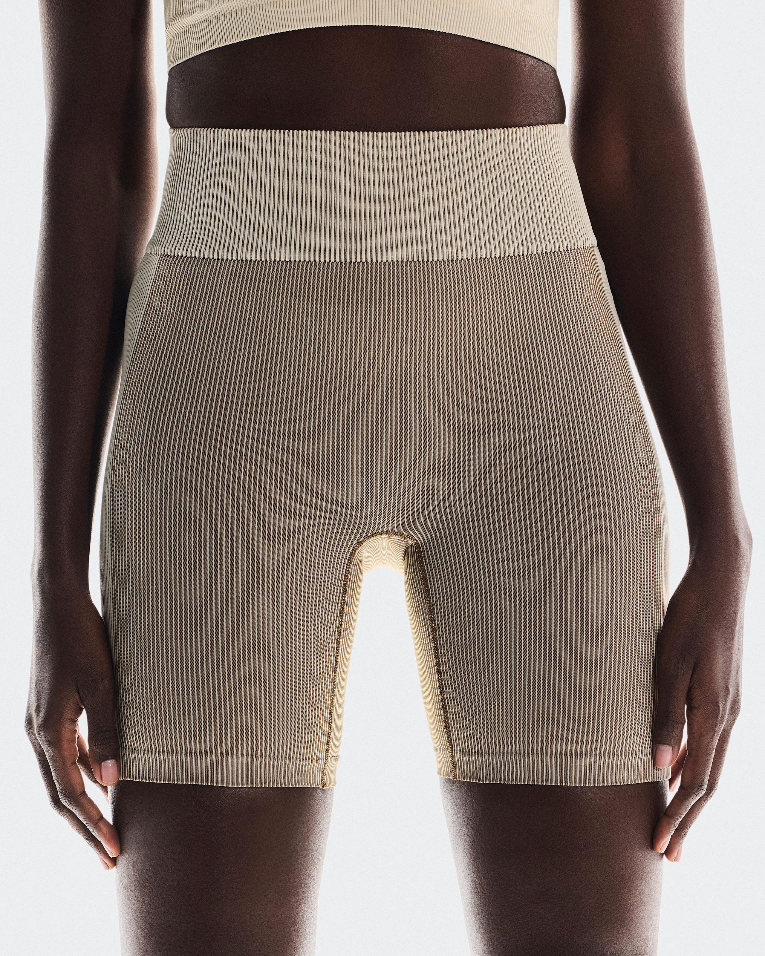 Женские шорты On Seamless Shorts LOEWE, Ivory — фото 4