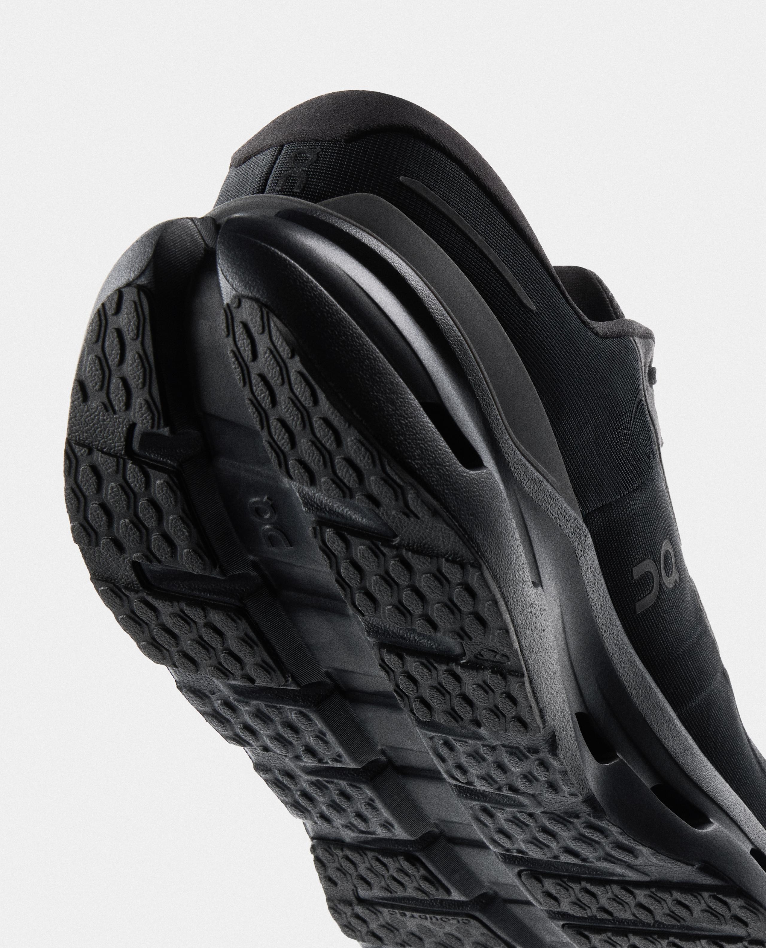 Подошва беговой On Cloudrunner 3 Waterproof крупным планом