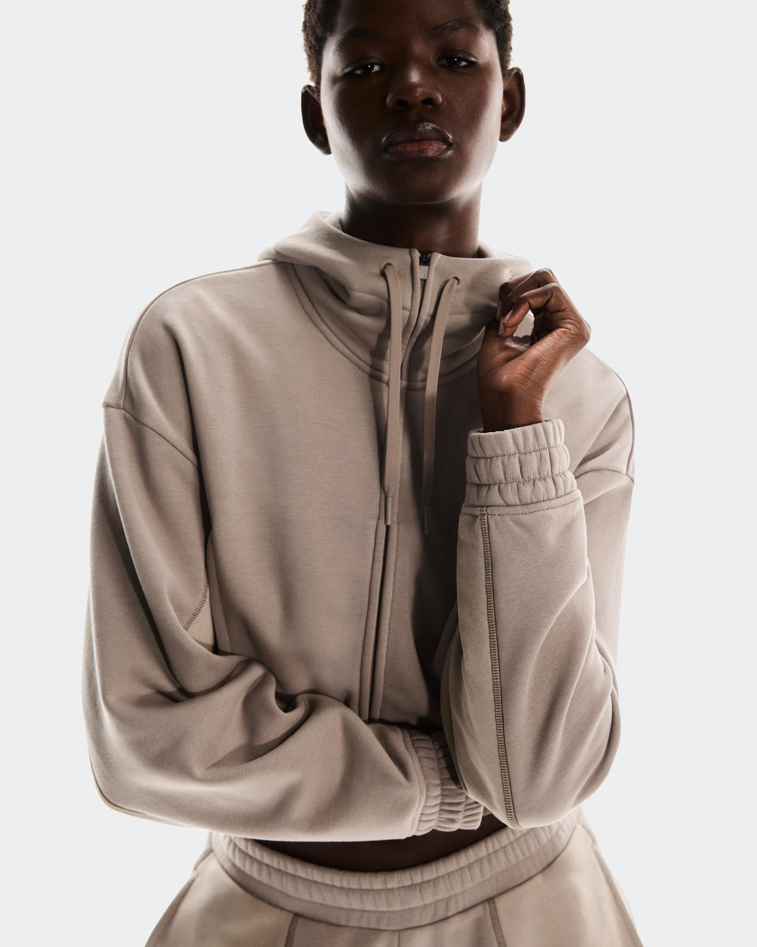 Женское худи On Club Cropped Hoodie FKA twigs, пепельно-серое / песочное — фото 6