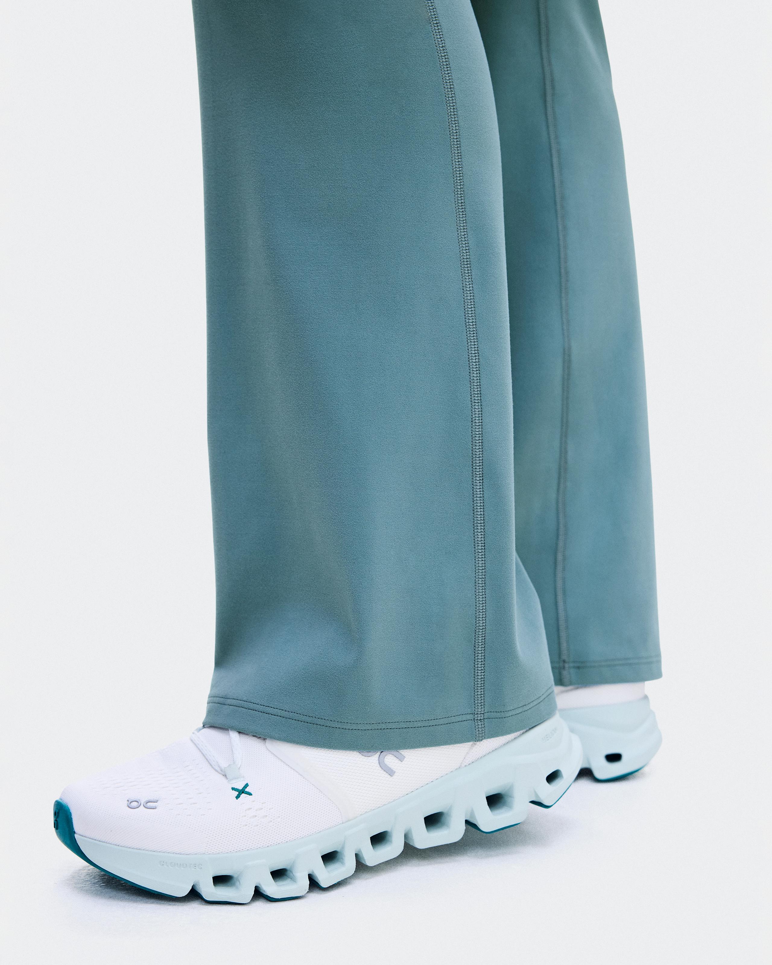 Брюки On Studio Flared Pants 30" женские, агавово-зелёные — фото 5