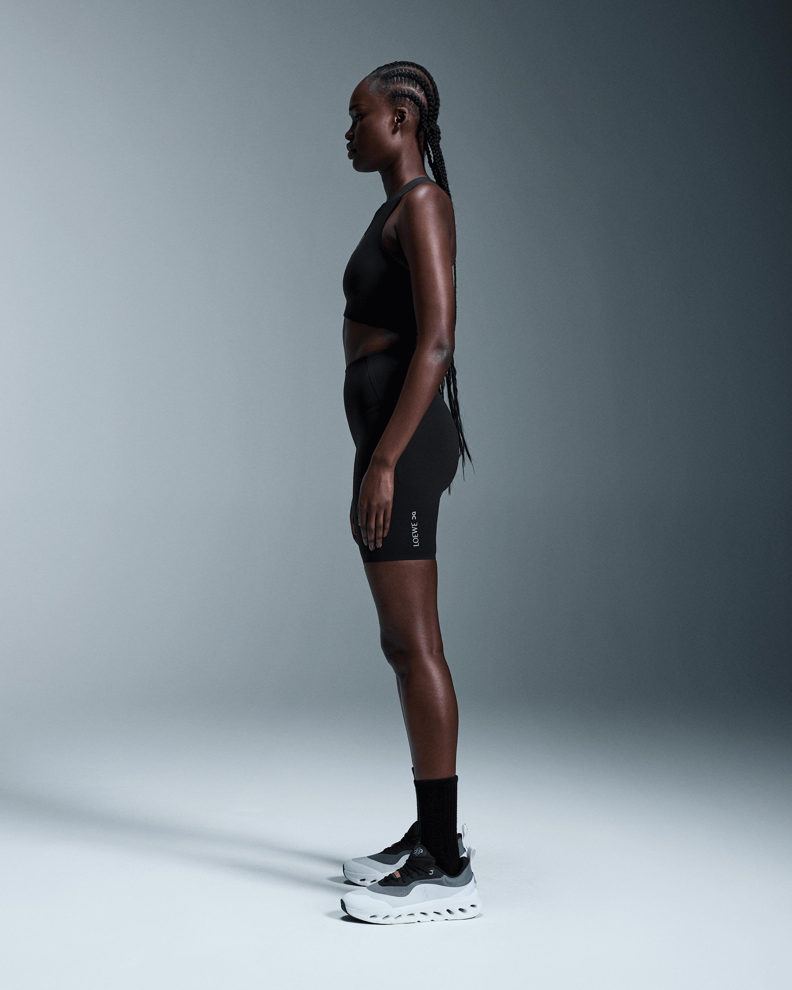 Шорты женские On Active Shorts LOEWE, цвет чёрный (Black) — фото 4