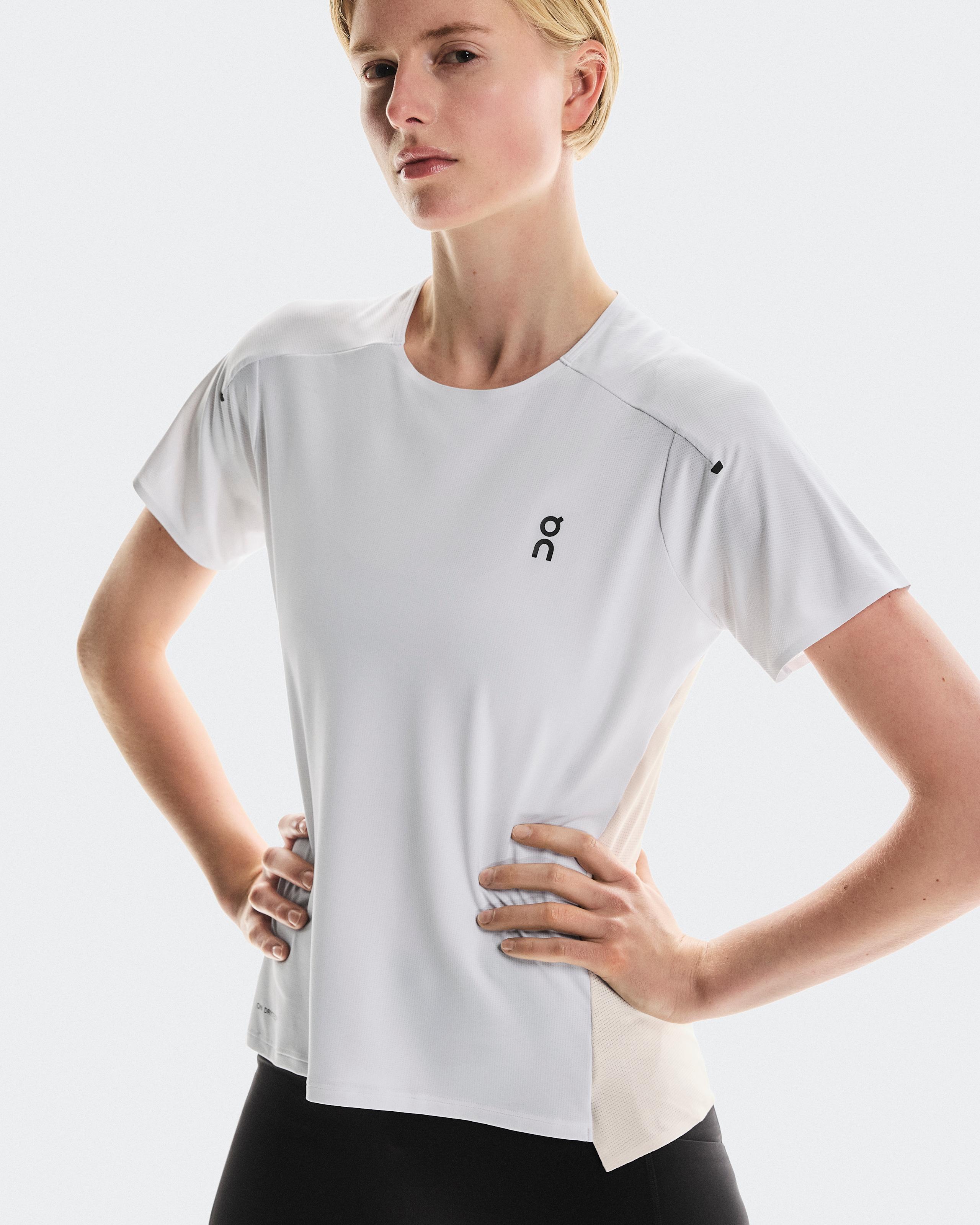 Женская футболка On Performance-T, White/Silver — фото 3