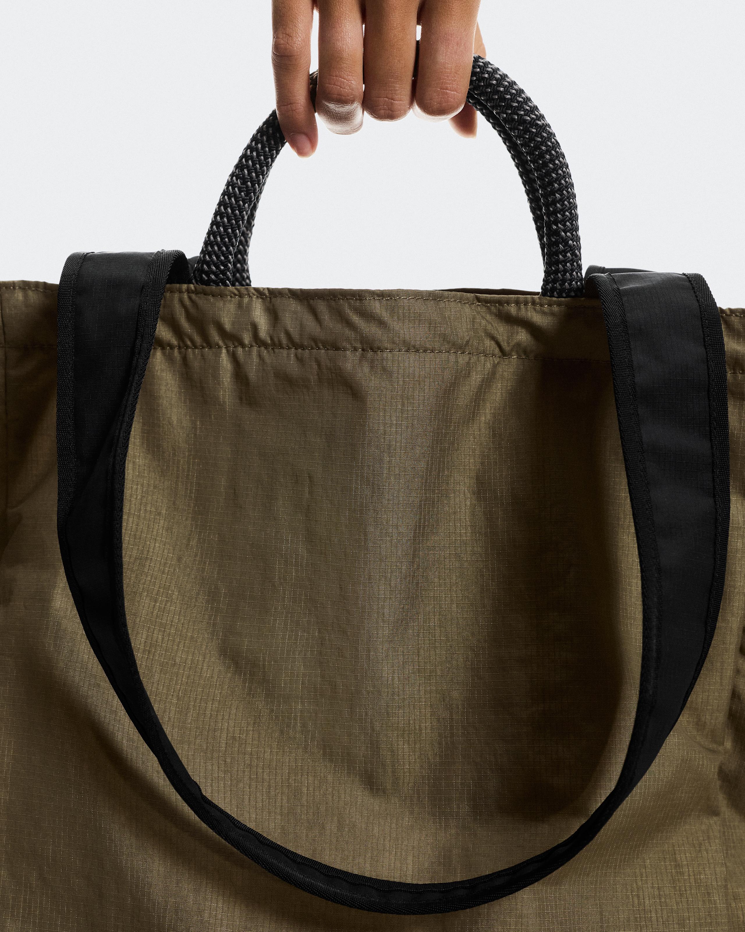 Сумка-рюкзак On Tote Pack 25L, оливковая с чёрным — фото 7