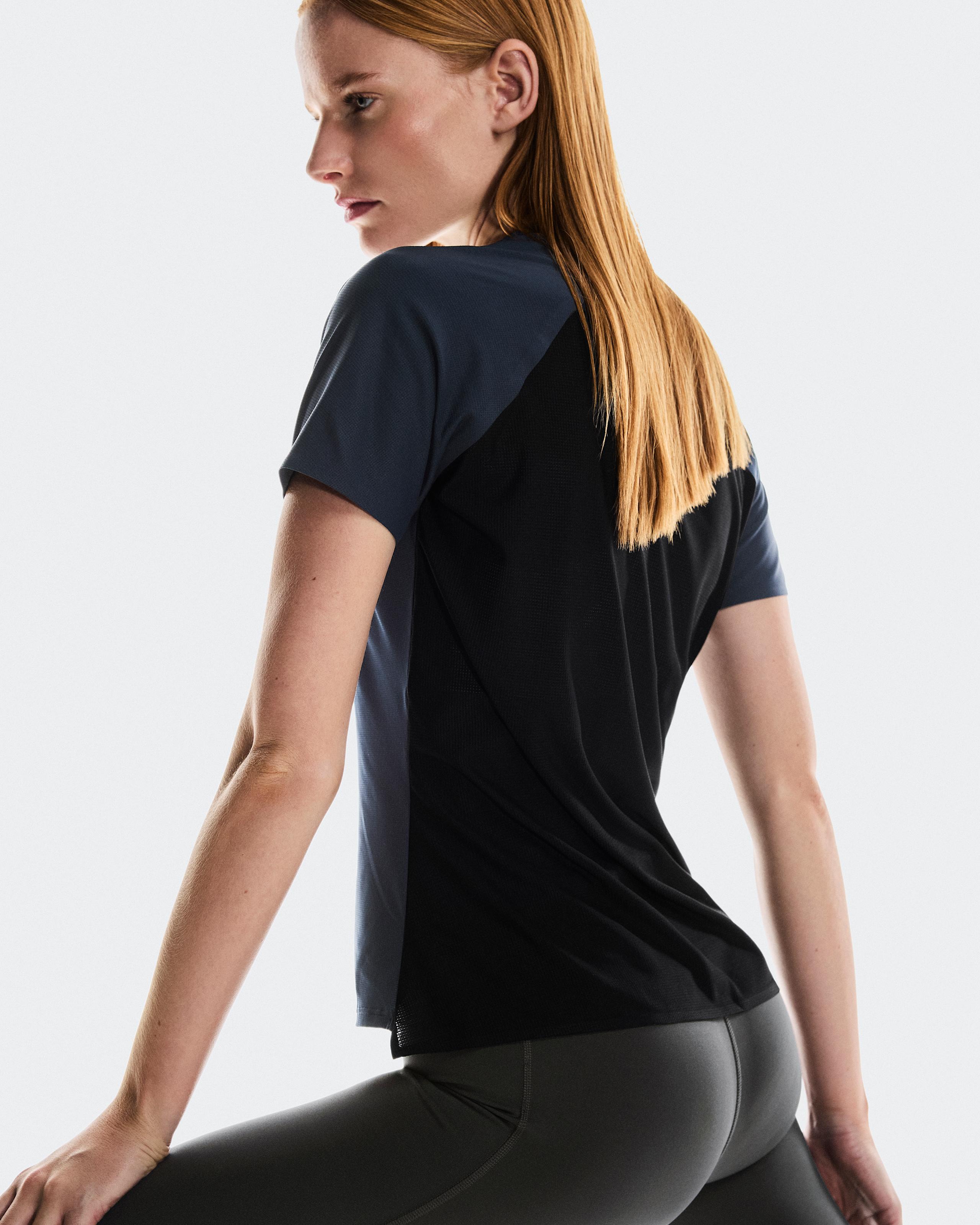 Женская футболка On Performance-T, Navy / Black — фото 6