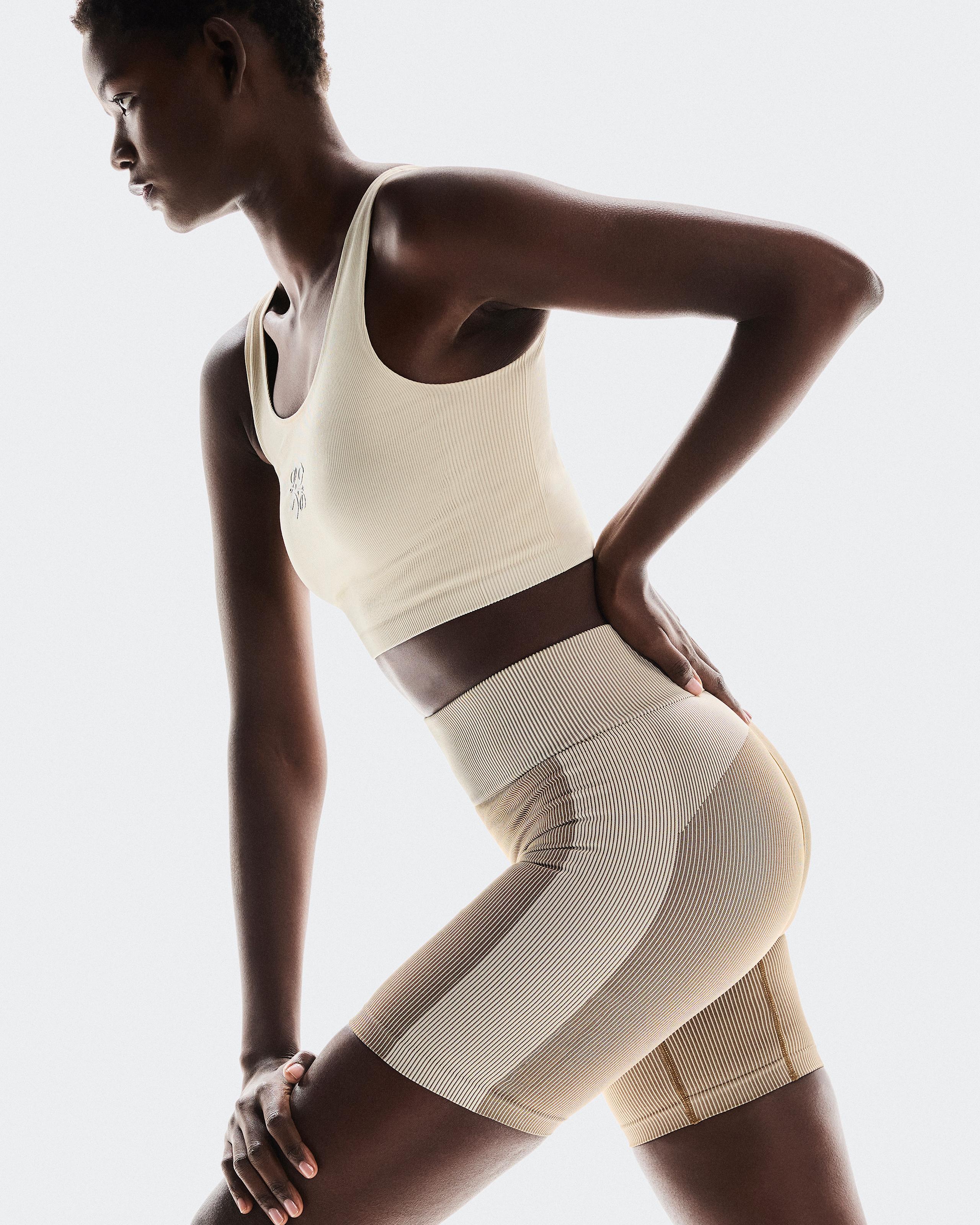 Женские шорты On Seamless Shorts LOEWE, Ivory — фото 3
