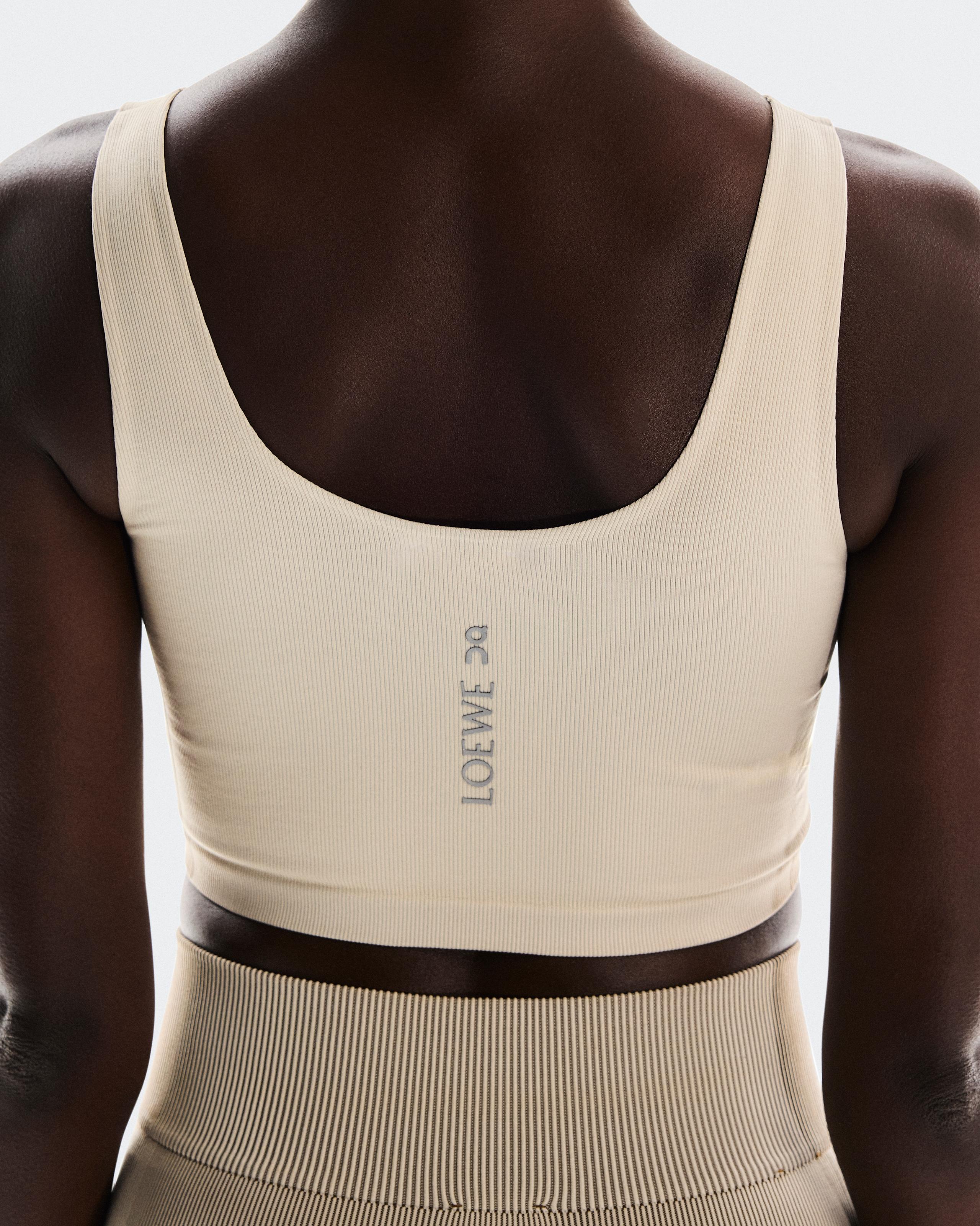 Спортивный бюстгальтер On Seamless Bra LOEWE, Ivory — фото 4