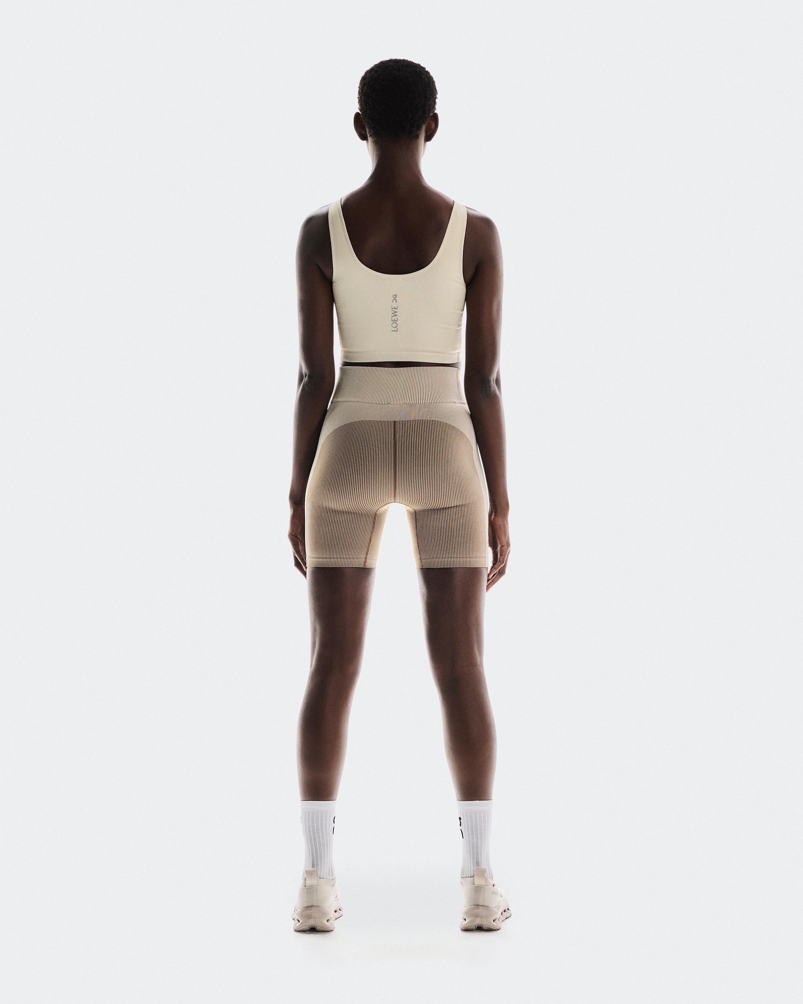 Женские шорты On Seamless Shorts LOEWE, Ivory — фото 2