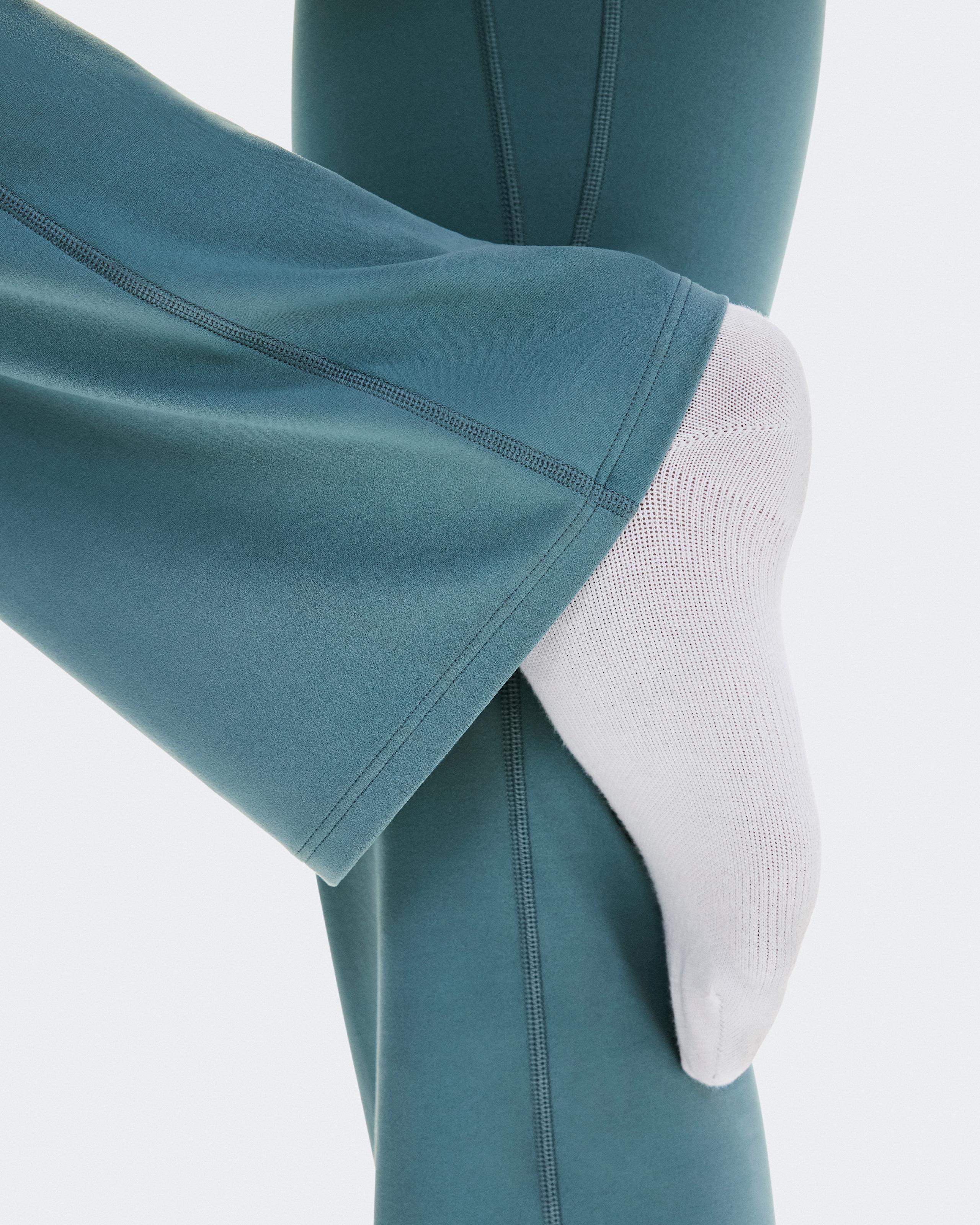 Брюки On Studio Flared Pants 32" женские, агавово-зелёные — фото 5
