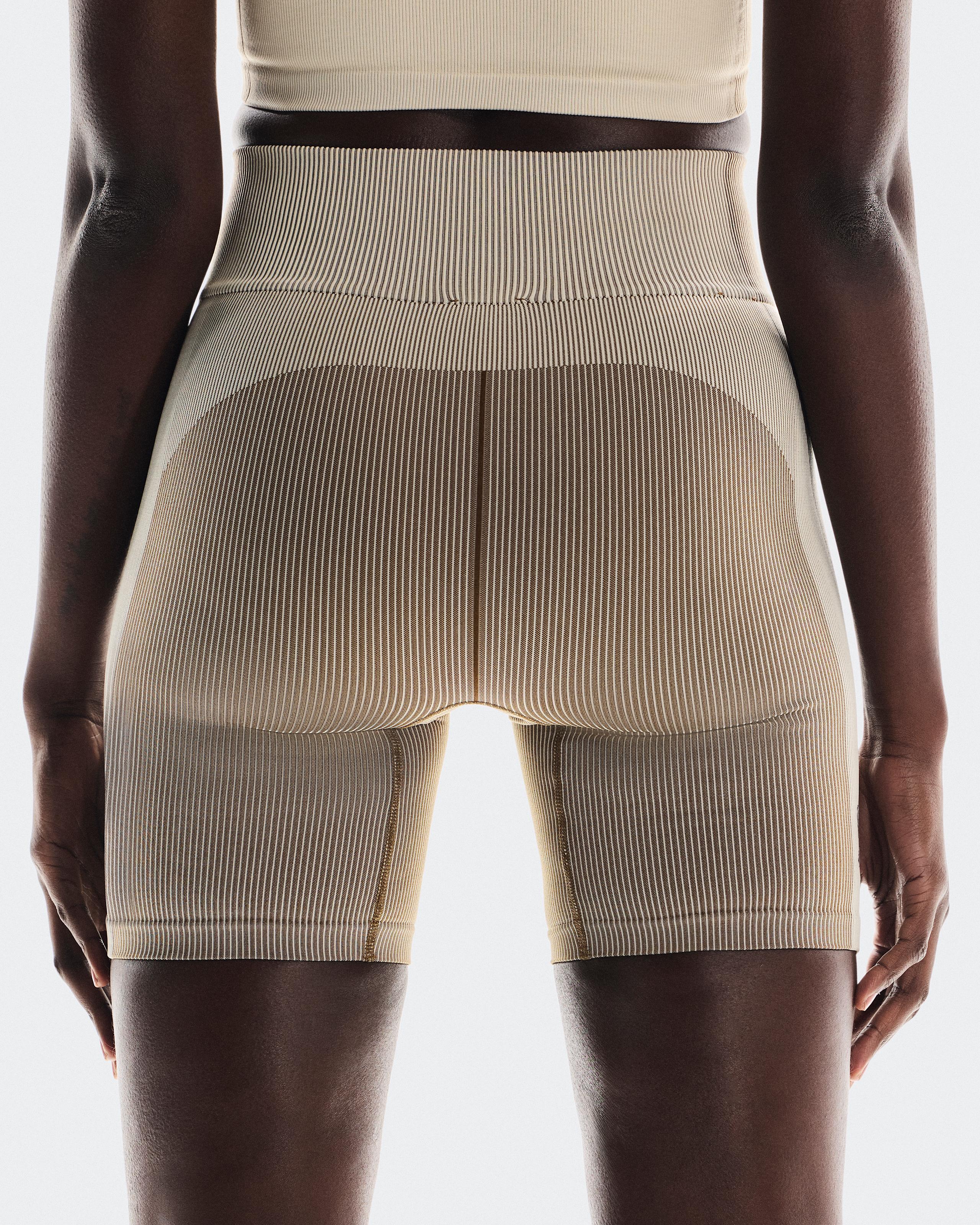 Женские шорты On Seamless Shorts LOEWE, Ivory — фото 5