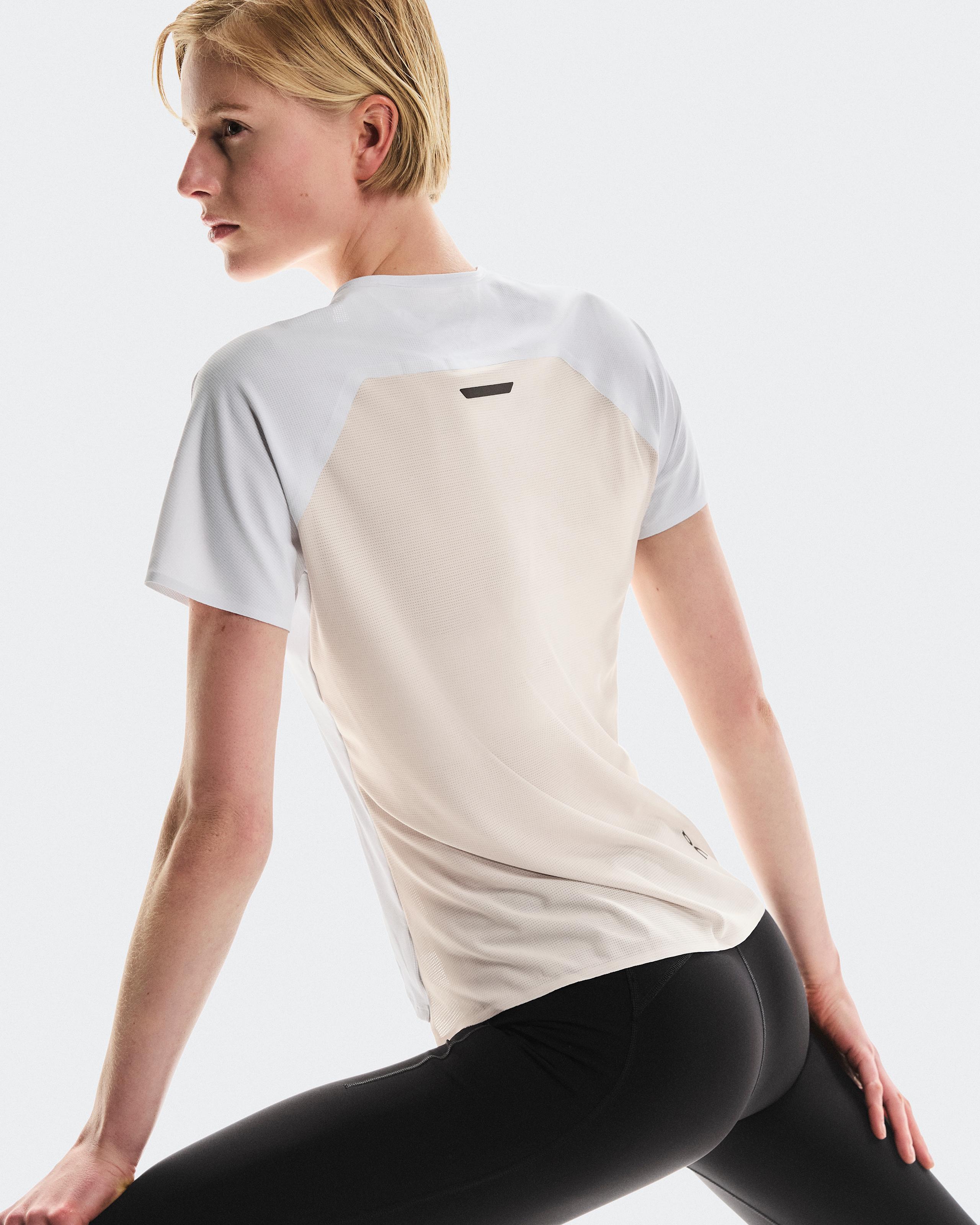 Женская футболка On Performance-T, White/Silver — фото 4